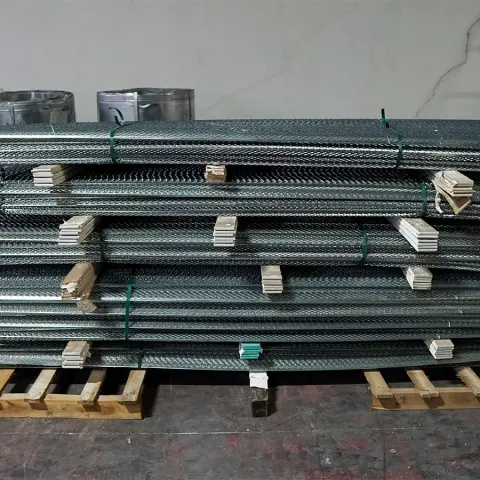 İstiflenmiş genleştirilmiş metal levhalar