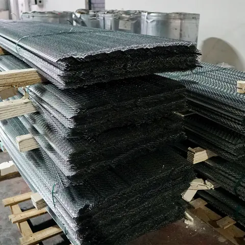 Palet üzerinde genleştirilmiş metal sıva filesi